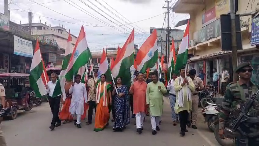 কৈলাসহরে বর্ণাঢ্য তেরঙ্গা যাত্রা, জাতীয় পতাকা হাতে পথে নামলেন শহরবাসী। 