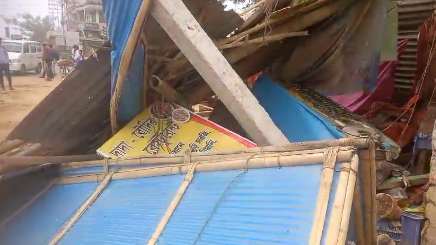   রেস্টুরেন্ট কে গুঁড়ো করে দিল একটি গাড়ি। 