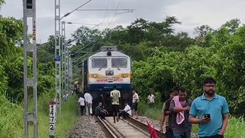 নিরাপদ রাস্তার দাবিতে তেলিয়ামুড়ায় ৩ ঘণ্টার রেল অবরোধ!