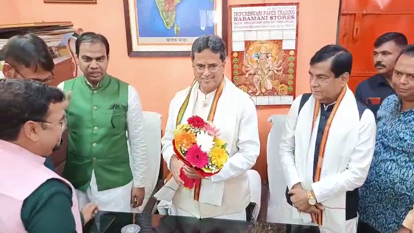 নিজ বিধানসভার মন্ডলের কার্যালয়ে গেলেন মুখ্যমন্ত্রী :