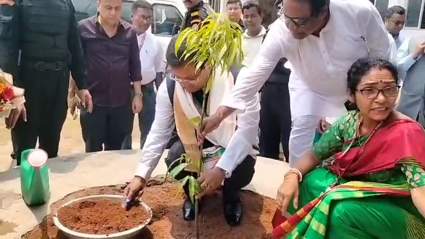 নতুননগর গার্লস এইচ.এস. স্কুলে বৃক্ষরোপণ কর্মসূচিতে অংশ নিলেন কেন্দ্রীয় মন্ত্রী সর্বানন্দ সোনোয়াল