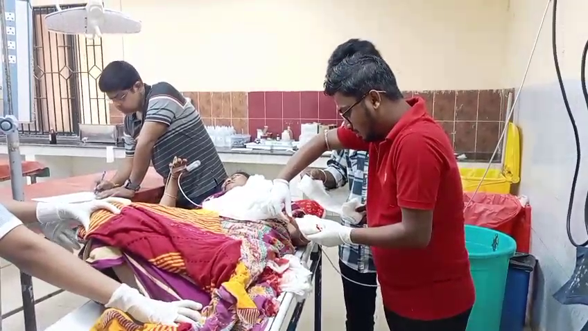   দ্রুত গতির টমটম উল্টে আহত তিন।