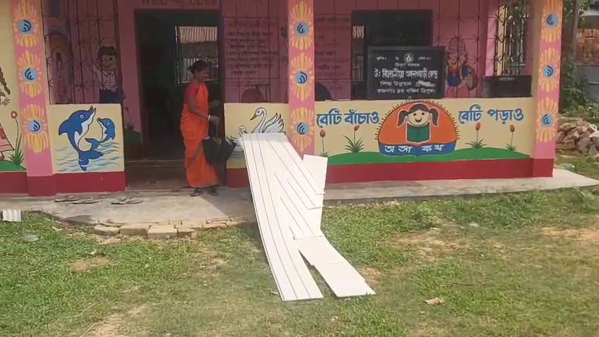 ১৩ দিনের মাথায় নির্মীয়মান সিলিং ভেঙ্গে পড়লো মাটিতে 