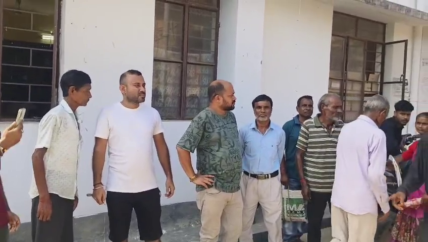 পেড মিটার রিচার্জের সমস্যা নিয়ে বিদ্যুৎ নিগমের কুমারঘাট অফিসে বিক্ষোভ গ্রাহকদের।