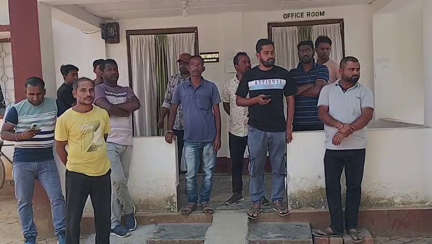 বিশালগড়  SDFO অফিসের সামনে শ্রমিকদের ধর্না,সড়ক অবরোধের হুঁশিয়ারি 