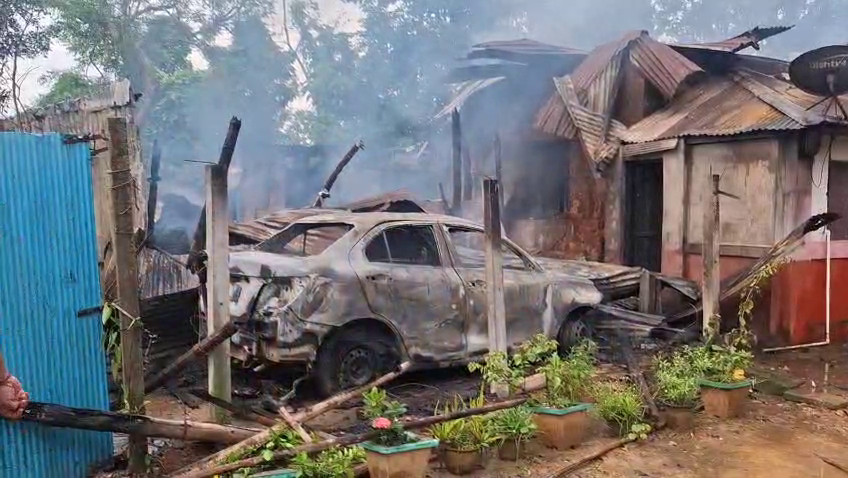 অগ্নিকাণ্ডের ঘটনায় মুহূর্তের মধ্যে সর্বস্ব হারালেন স্থানীয় বাসিন্দা দেবাশীষ মজুমদার। 