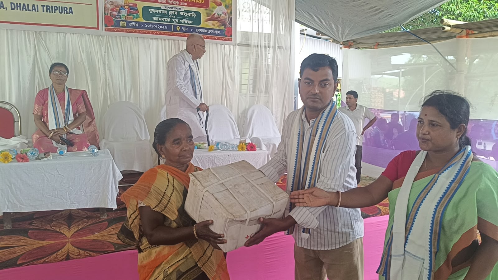 ইন্ডিয়ান রেড ক্রস সোসাইটি ধলাই ডিস্ট্রিক্ট ব্রাঞ্চের উদ্যোগে এবং ডলুবাড়ী যুবসমাজ ক্লাব  ব্যবস্থাপনায়  এলাকার দুস্থদের মধ্যে বিভিন্ন ধরনের নিত্য প্রয়োজনীয় সামগ্রী বিতরণ