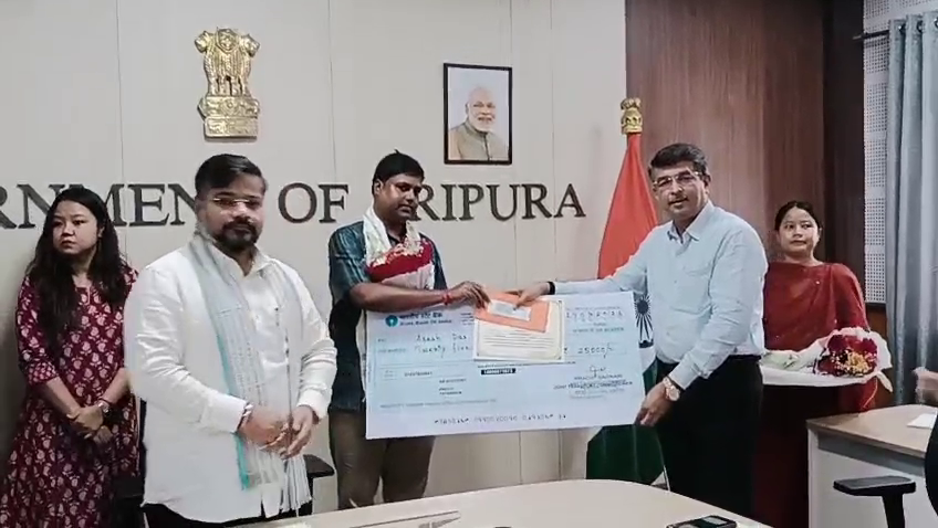 দুর্ঘটনাগ্রস্ত মানুষকে হাসপাতালে পৌঁছে দিয়ে মানবিকতার হাত বাড়িয়ে দেওয়ায় 'রাহবীর' পুরস্কারে পুরস্কৃত হলেন রাজ্যের ৮ জন 