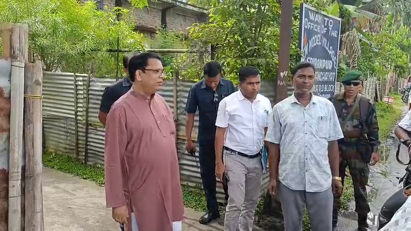 শ্রীরামপুর-গোলকপুর সড়ক পরিদর্শনে মন্ত্রী টিংকু রায়। 