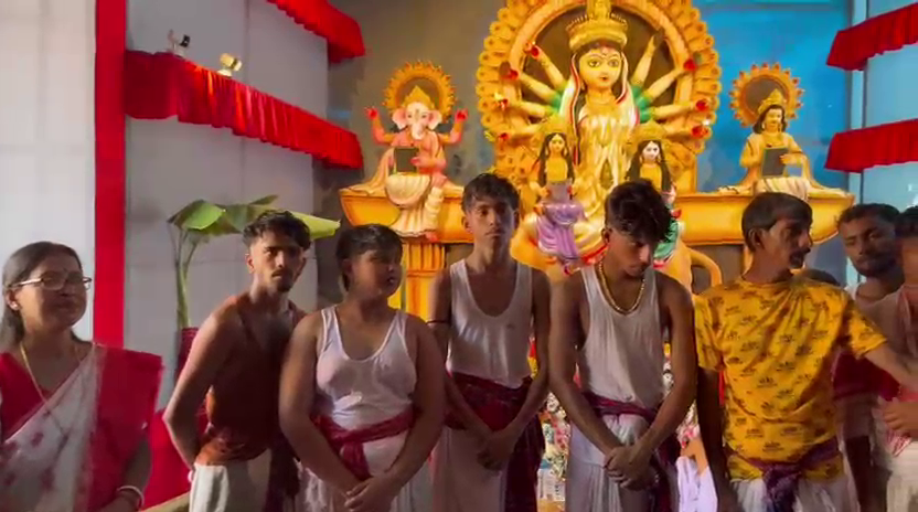 অন্যান্য  বছরের  ন্যয় এইবছরও মায়ের আরধনায় ব্রতীহলো শান্তির বাজার পূর্বপাড়া দূর্গা পূজা  কমিটি। 