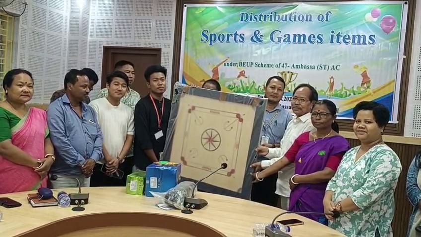 ক্রীড়া প্রেমীদের হাতে খেলাধুলার সরঞ্জাম তুলে দেন বিধায়ক  চিত্তরঞ্জন দেববর্মা,