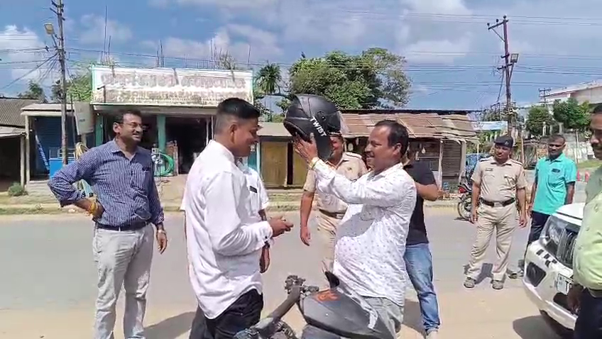 ধলাই জেলা পরিবহন দপ্তরের উদ্যোগে আজ আমবাসা এলাকায় হেলমেট বিতরণ  