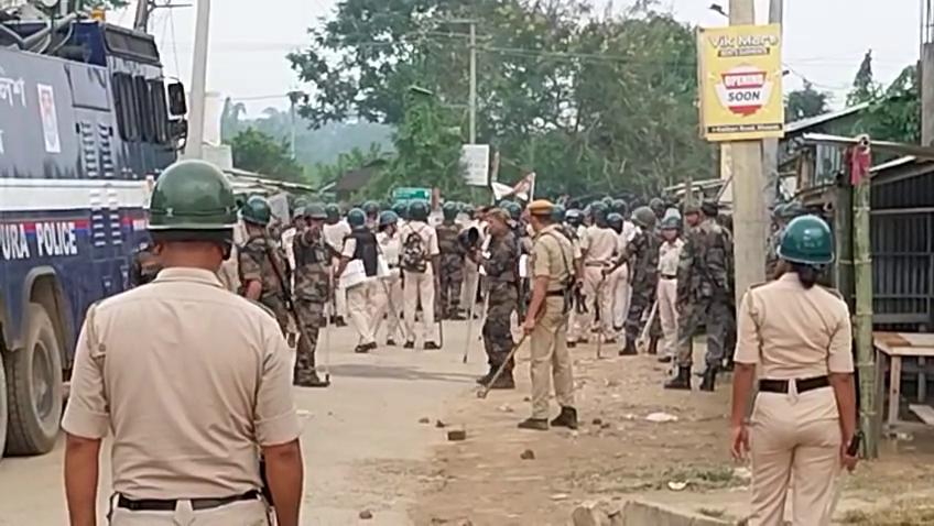 ভোট গণনাকে কেন্দ্র করে চাম্পাহাওরে উত্তেজনা, সড়কে গাছ ফেলে প্রতিবন্ধকতা