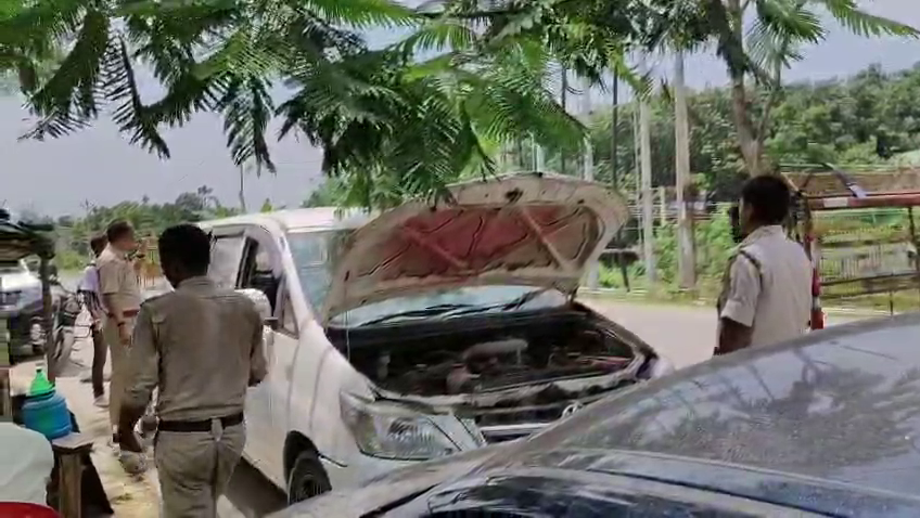 পুলিশের তল্লাশিতে  একটি গাড়িতে ধরা পড়লো গাঁজা