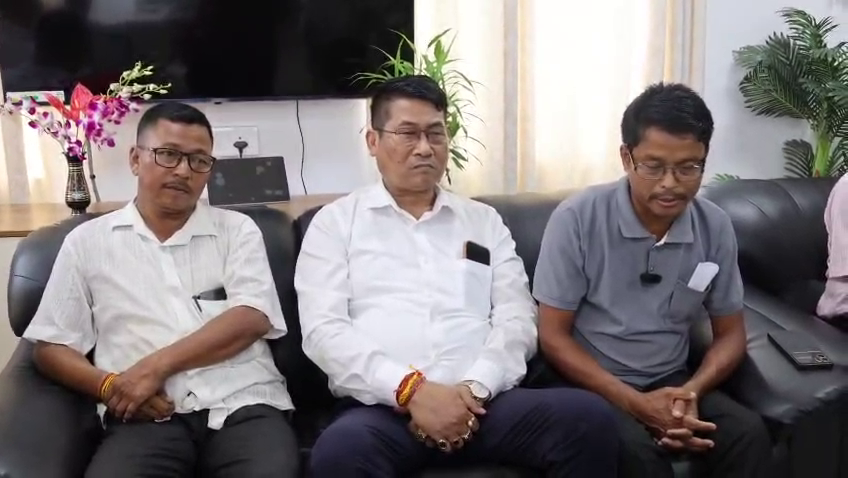 :  মন্ত্রীর আশ্বাসের ভিত্তিতে জাতীয় সড়ক ও রেল অবরোধ আন্দোলন প্রত্যাহার করে নিল টিজিআরডিসি : 
