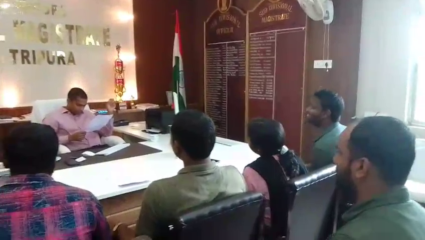 পরিবহন সমস্যা সমাধানে খোয়াইয়ে এসডিএম-এর কাছে ডিওয়াইএফআই-এর ডেপুটেশন