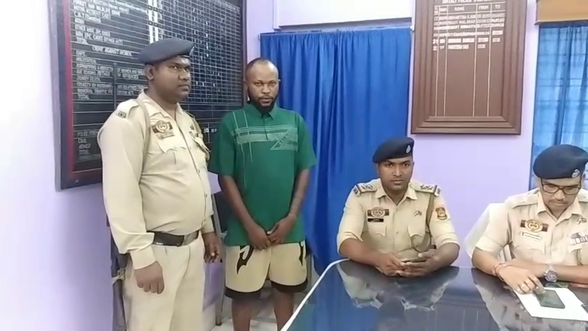 পুলিশের হাতে গ্রেফতার ক্যামেরুনের নাগরিক।