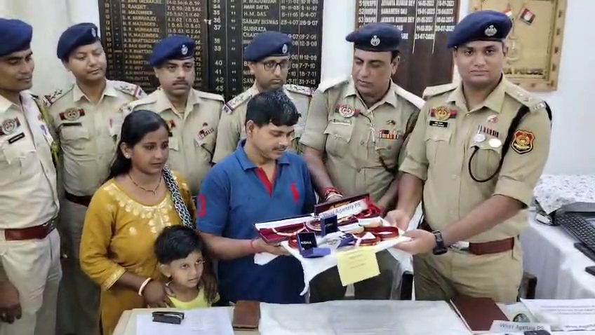 ২৫টি মোবাইল ফোন এবং চুরি হওয়া বিপুল পরিমাণ স্বর্ণালংকার উদ্ধার করেছে পশ্চিম থানার পুলিশ।