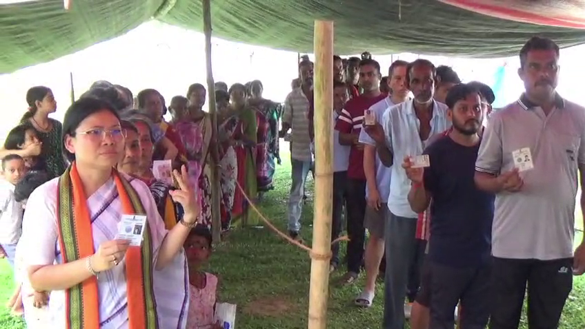 সাধারণ মানুষের মতোই লাইনে দাঁড়িয়ে ভোট দেন মন্ত্রী সান্তনা চাকমা 