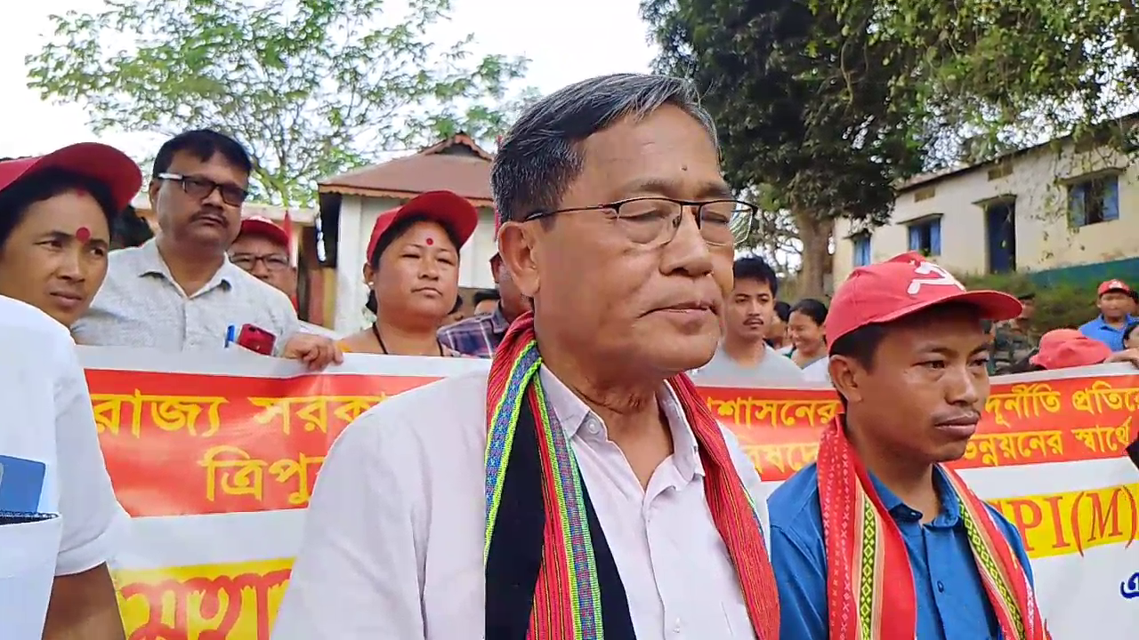 সিপিআইএম প্রার্থীর সমর্থনে   মুঙ্গিয়াকামী বাজার এলাকায় এক বর্ণাঢ্য মিছিল ও বাজার সভা 