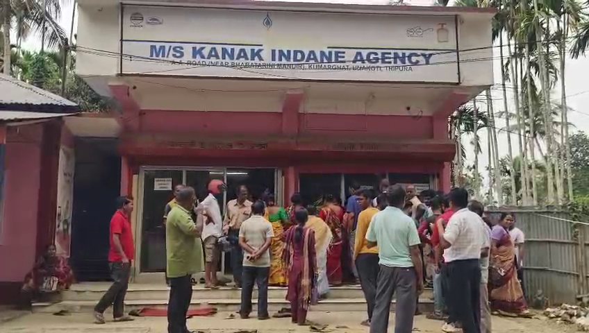 ঘন্টার পর ঘন্টা লাইনে দাঁড়িয়েও মিলছেনা গ্যাস। 