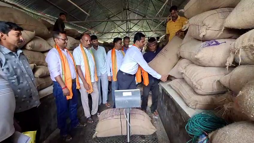 সরকারি উদ্যোগে রাজীবনগরে ১,০০০ মেট্রিক টন ধান ক্রয় শুরু, উচ্ছ্বসিত সাতচাঁদ ব্লকের কৃষকরা