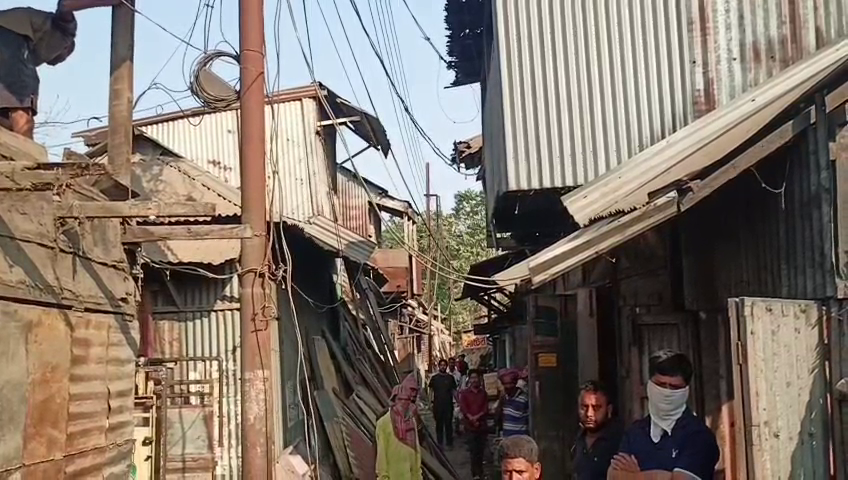  হাওড়া মার্কেট থেকে দোকানপাট সরিয়ে নিচ্ছেন ব্যবসায়ীরা