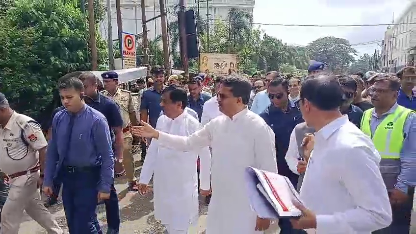 শহরের বেহাল অবস্থা নিয়ে বিরক্ত মুখ্যমন্ত্রী, দ্রুত কাজ সারাইয়ের নির্দেশ :