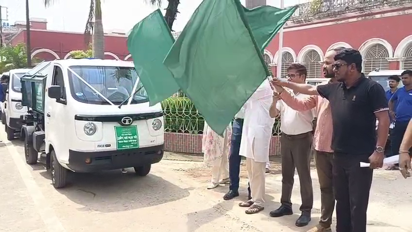 পশ্চিম জেলার ৬ ব্লক কে অত্যাধুনিক বর্জ্য সংগ্রহকারী গাড়ি বিতরণ 