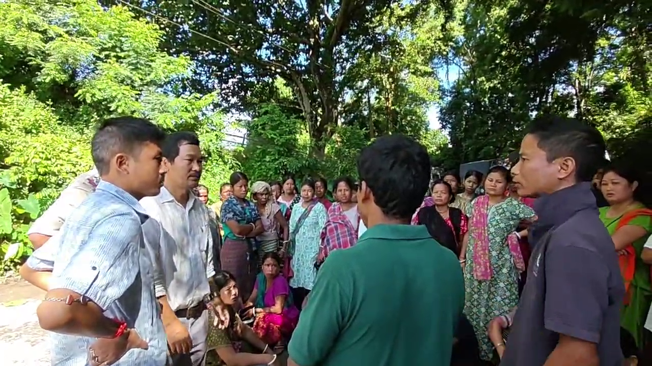 সাত দিন ধরে জল নেই, ক্ষোভে ফুঁসছেন এলাকাবাসী; অবরোধে আটকে পড়লেন মন্ত্রী কিশোর বর্মন